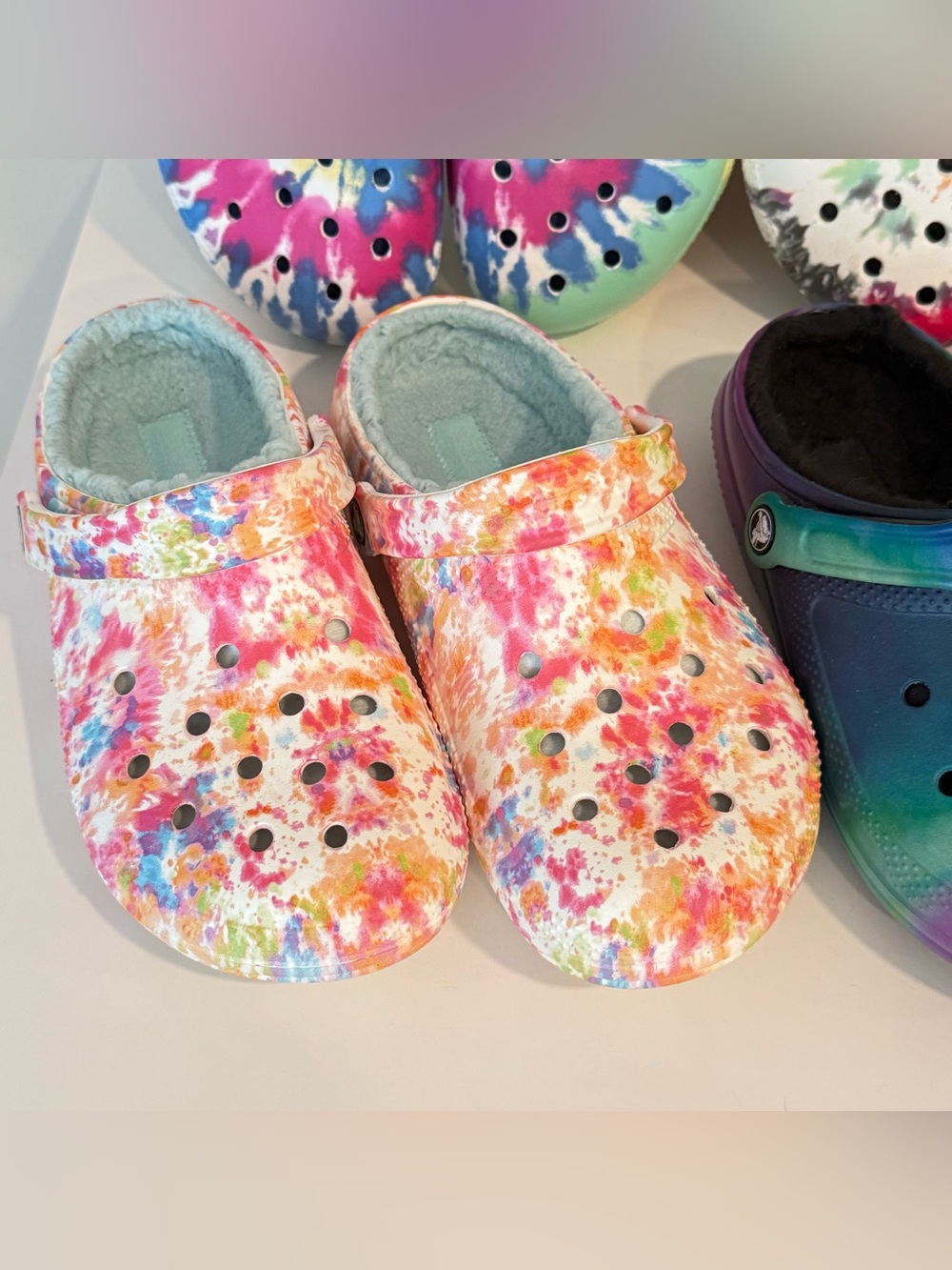 Crocs Slip On Fur Lined Shoe Lot Of Women’s Size 9 Tye Dye Colorful Pink Blue - Picture 2 of 11